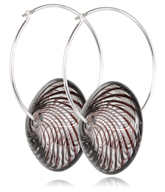Øreringe i Sterling sølv med skønne mundblæste glasperler med sorte striber.